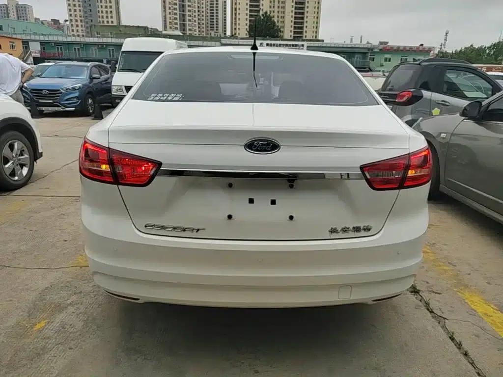 Ford Focus 2015 1.5L Automatic Fashion Edition — миниатюра 6