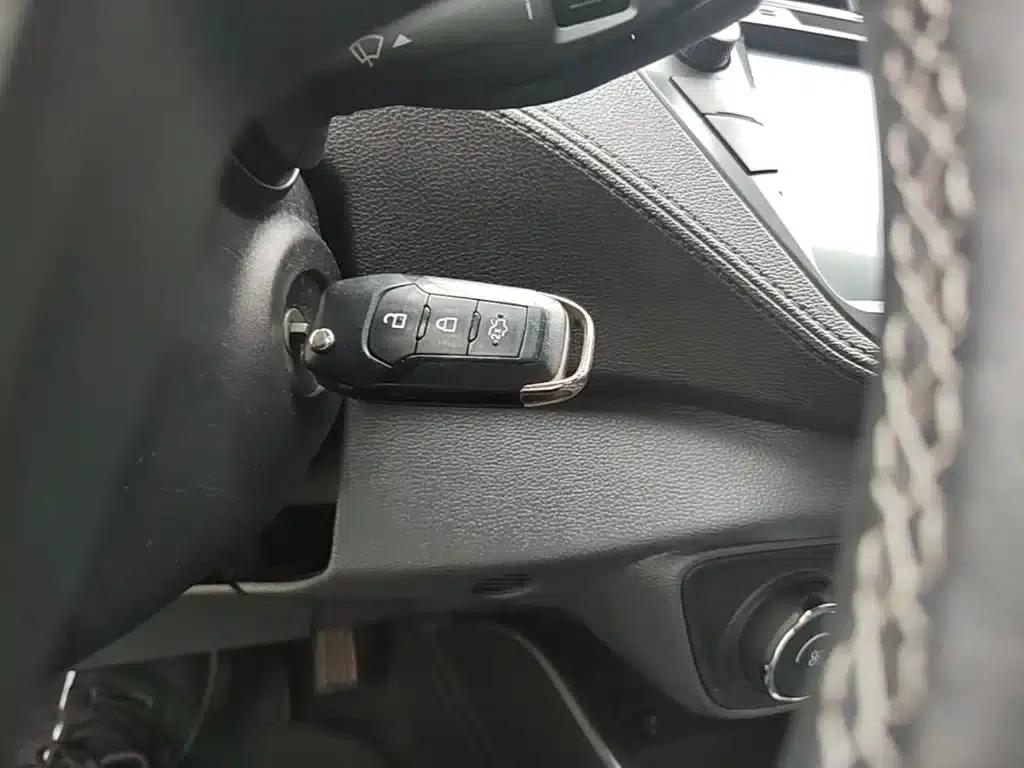 Ford Focus 2015 1.5L Automatic Fashion Edition — миниатюра 9
