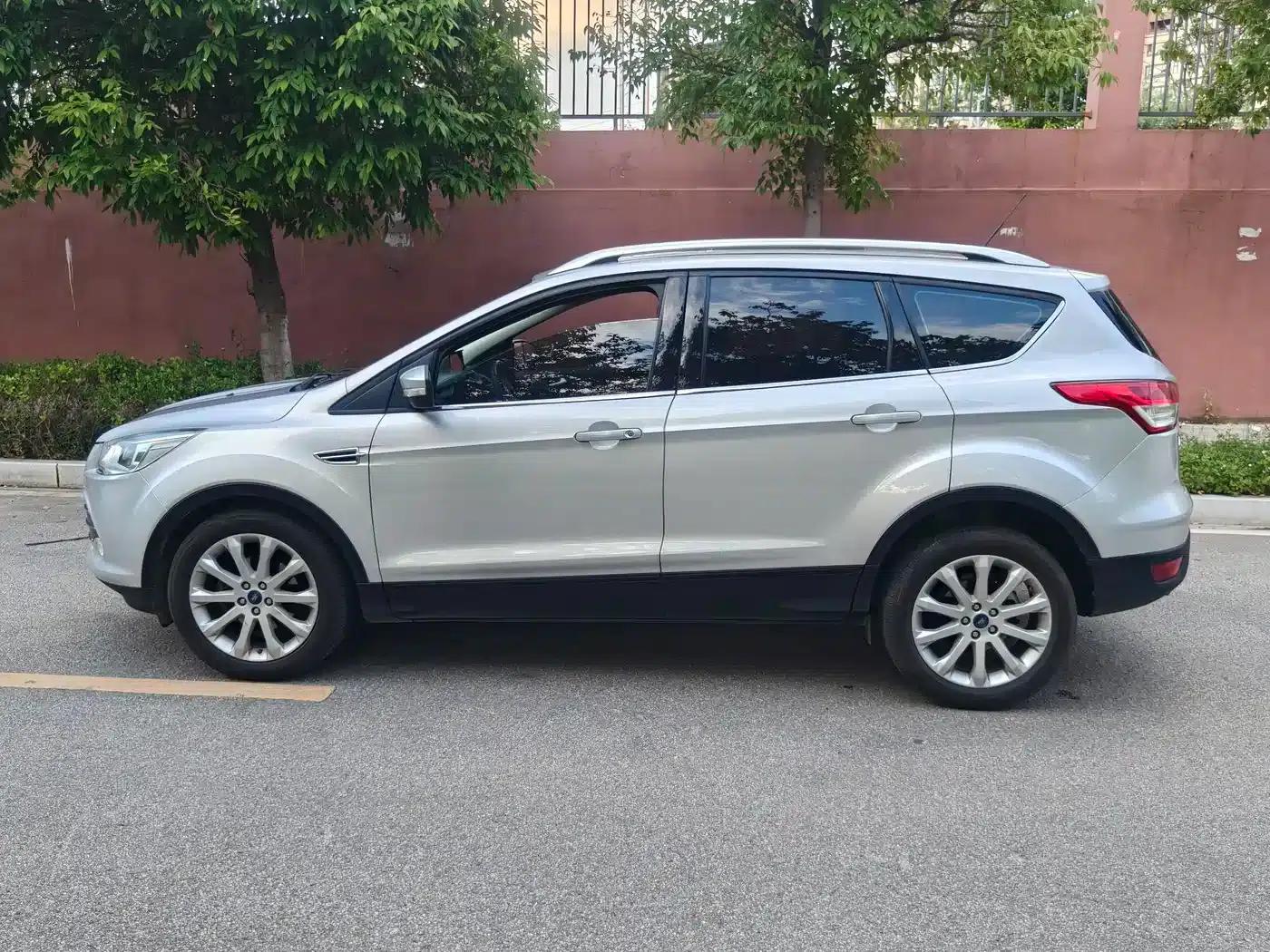 Ford Kuga 2015 1.5L GTDi 2WD Fashion Edition — миниатюра 4