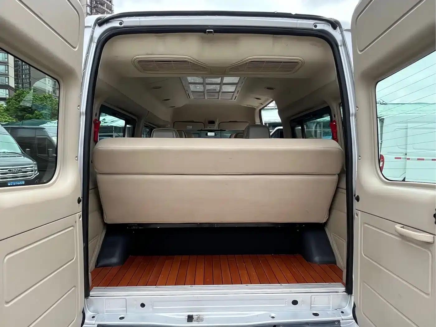 The new generation Ford Transit 2016 model 2.2T long wheelbase 9-seater mid-roof luxury bus with 135 horsepower. — миниатюра 13