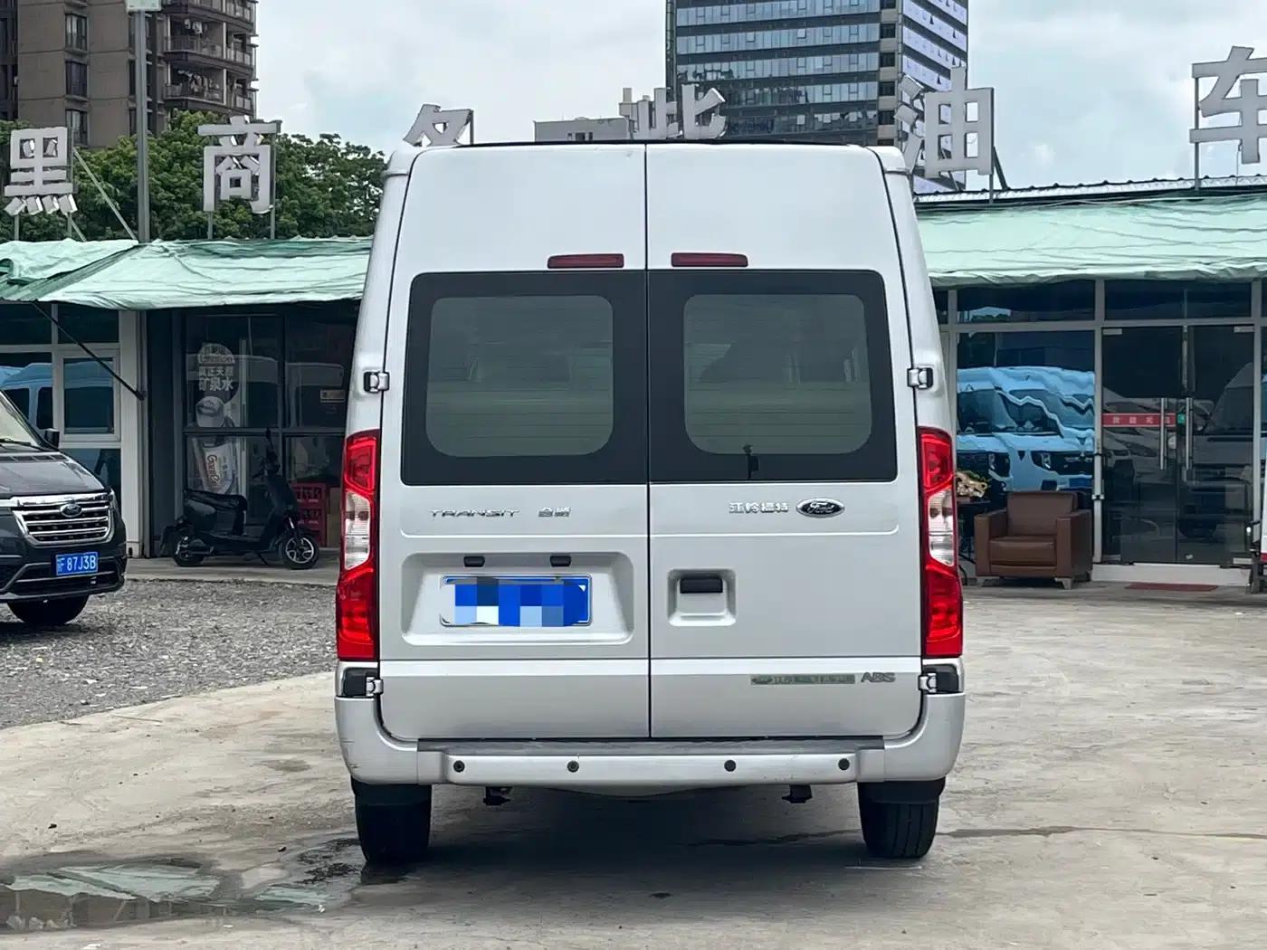 The new generation Ford Transit 2016 model 2.2T long wheelbase 9-seater mid-roof luxury bus with 135 horsepower. — миниатюра 5