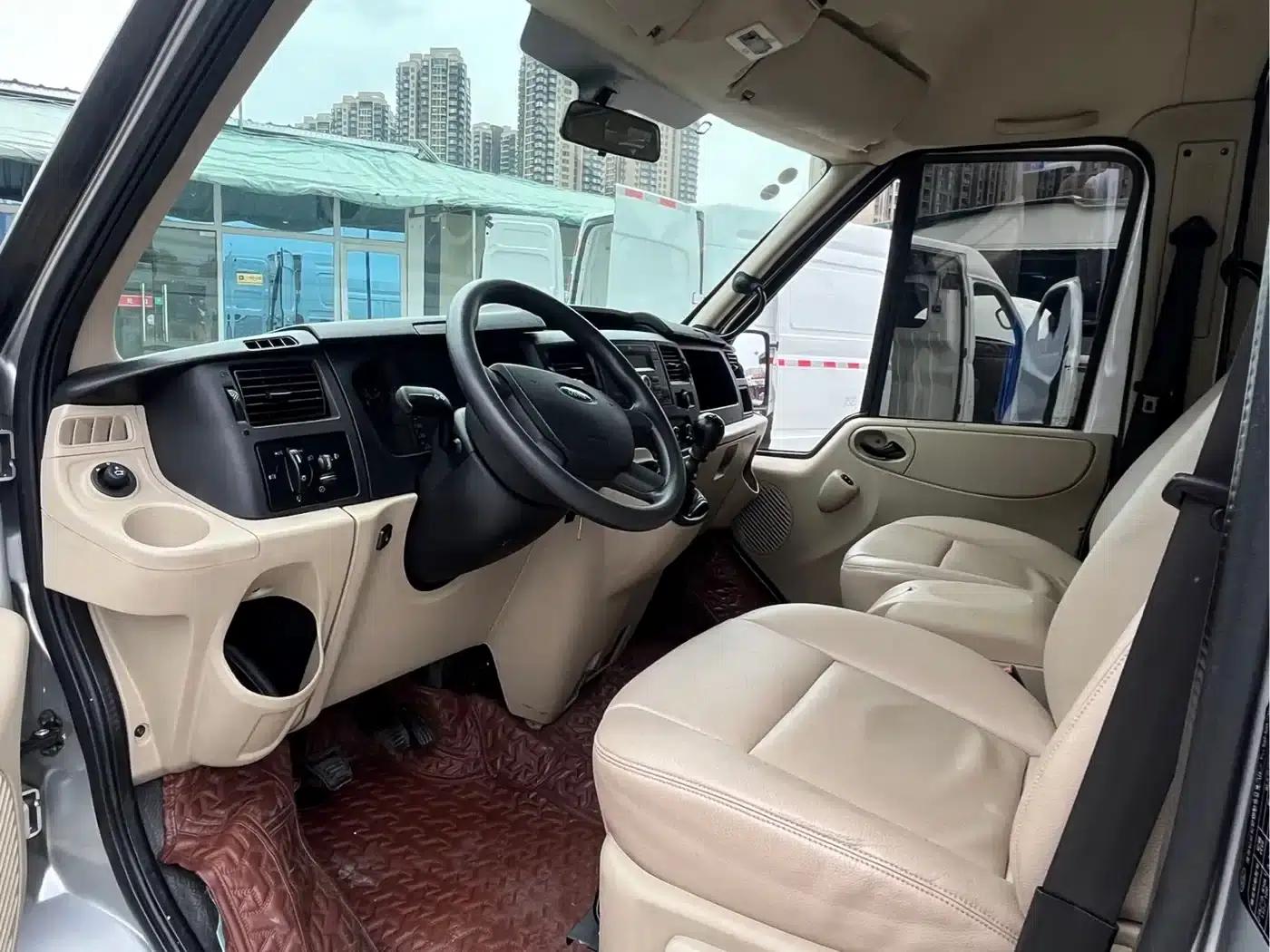 The new generation Ford Transit 2016 model 2.2T long wheelbase 9-seater mid-roof luxury bus with 135 horsepower. — миниатюра 7