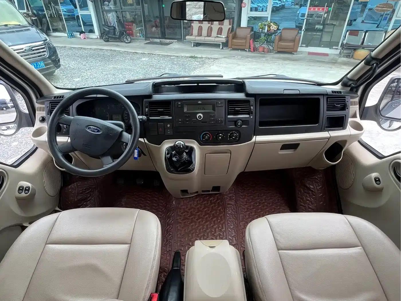 The new generation Ford Transit 2016 model 2.2T long wheelbase 9-seater mid-roof luxury bus with 135 horsepower. — миниатюра 8
