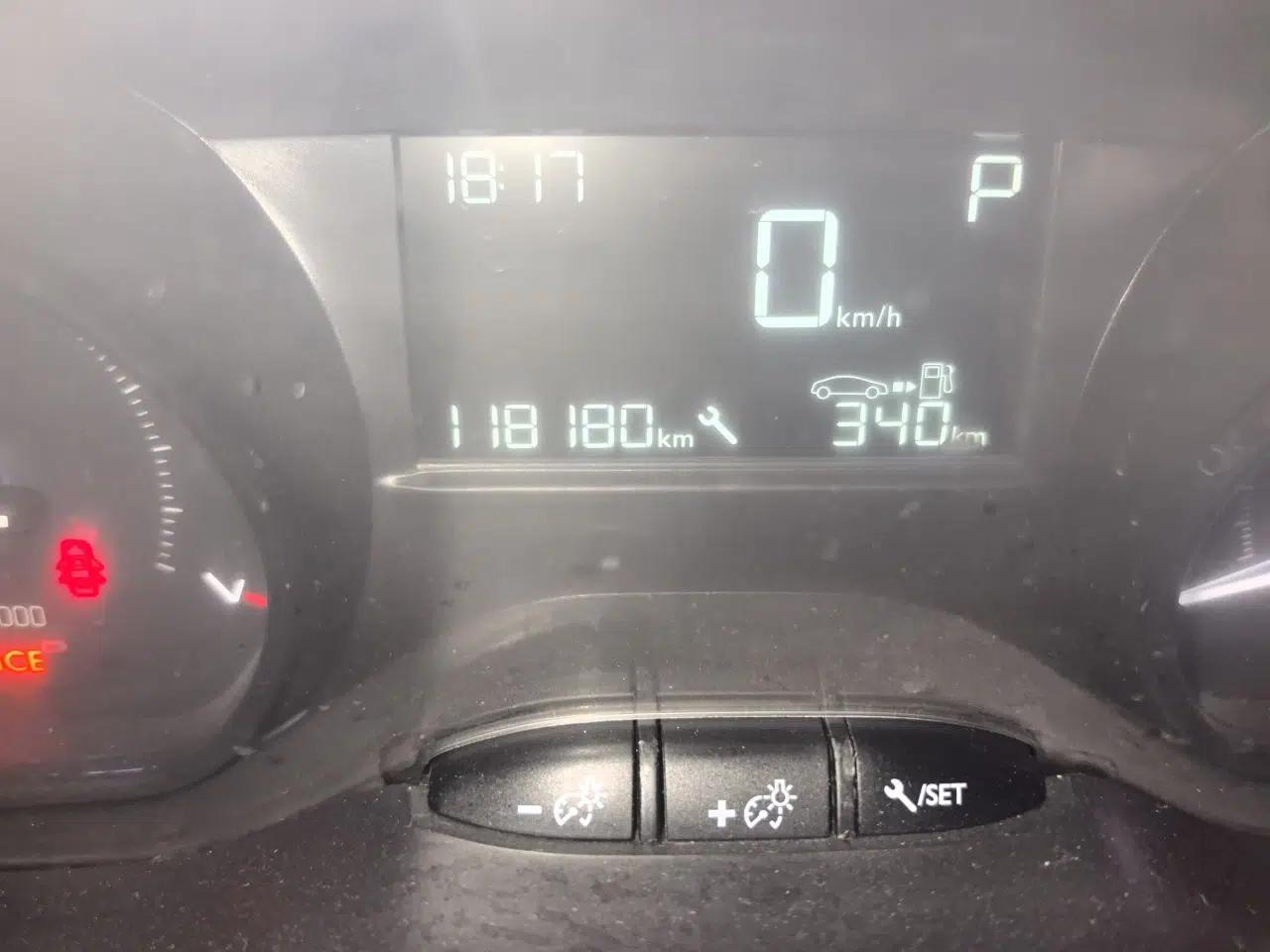 Peugeot 2008 2014 1.6L Automatic Trend Edition — миниатюра 12