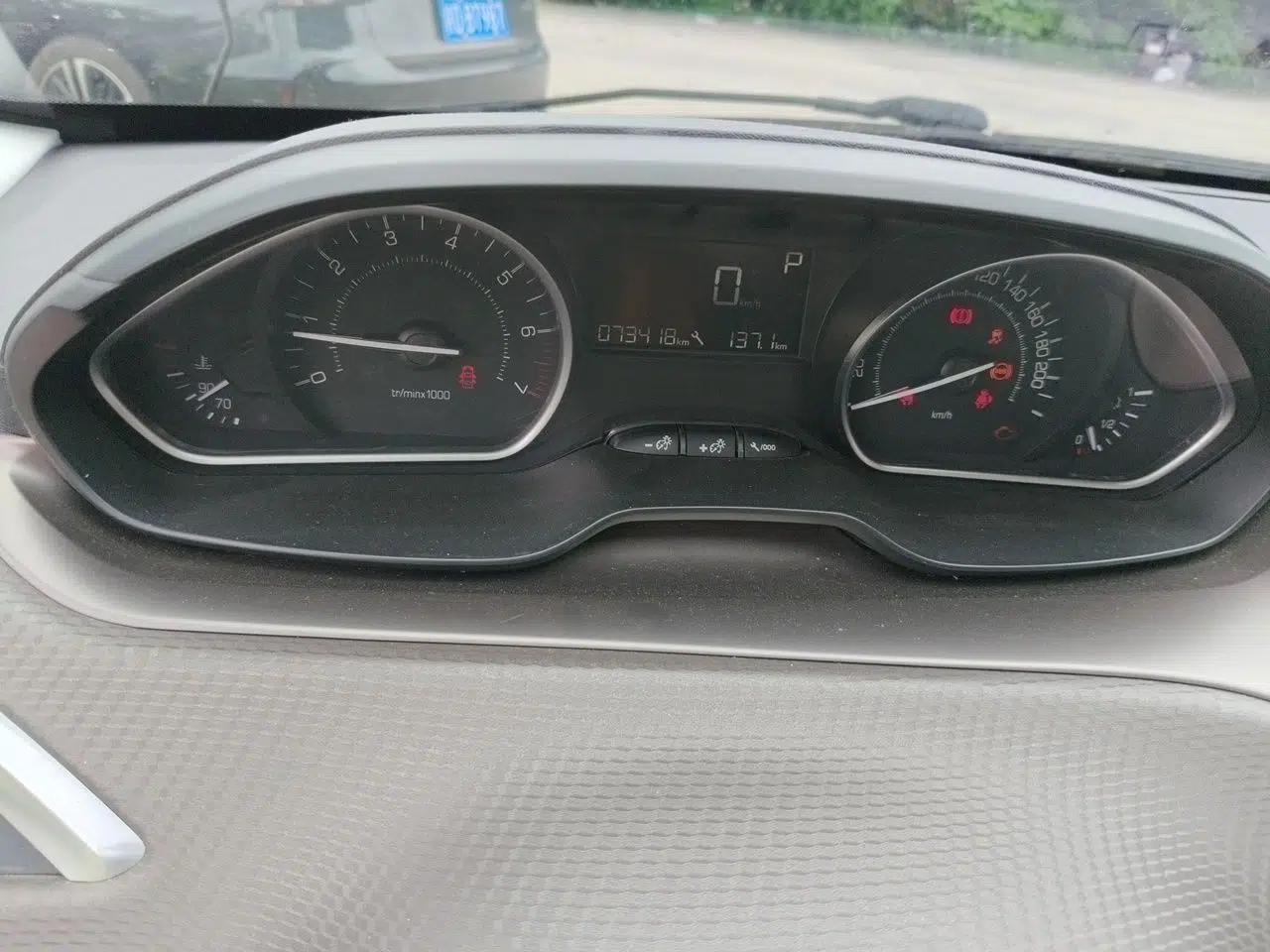 Peugeot 2008 2014 1.6L Automatic Navigation Edition — миниатюра 11
