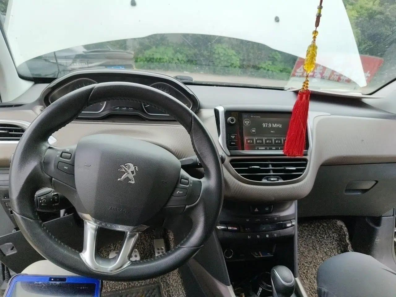 Peugeot 2008 2014 1.6L Automatic Navigation Edition — миниатюра 9
