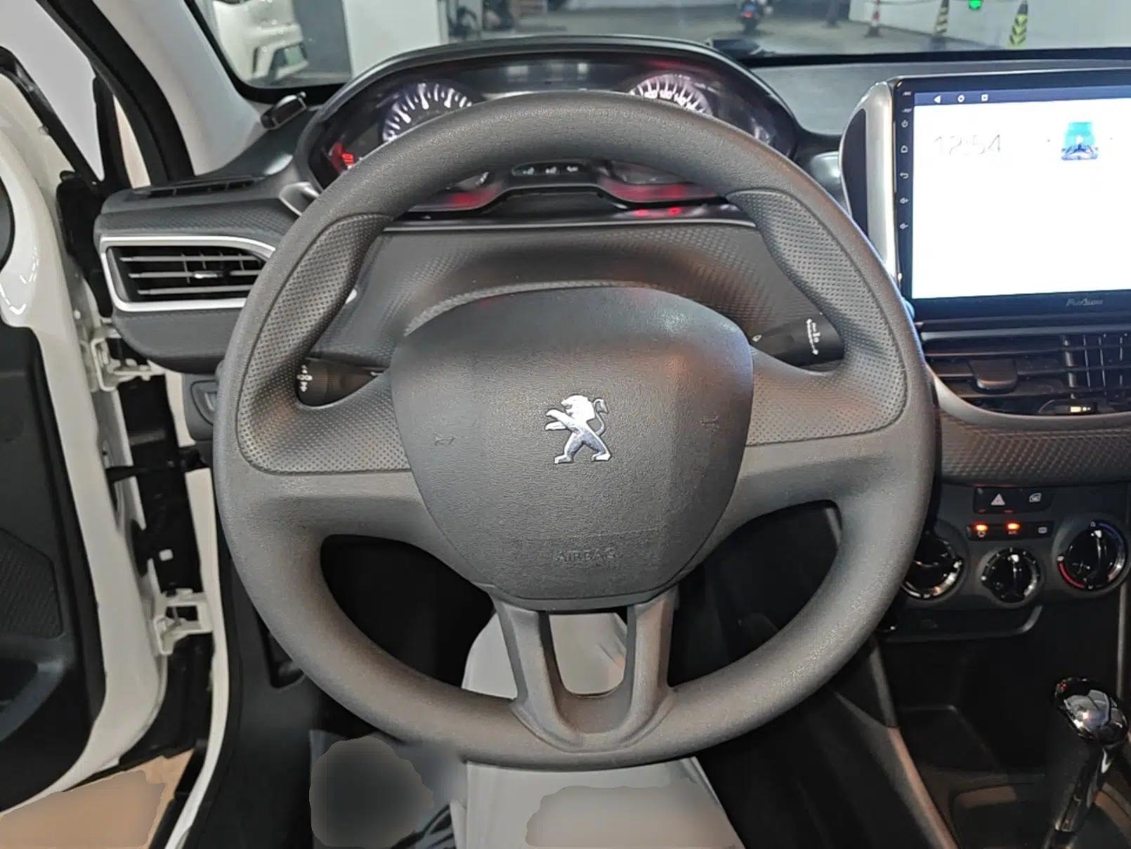 Peugeot 2008 2014 1.6L Automatic Trend Edition — миниатюра 13