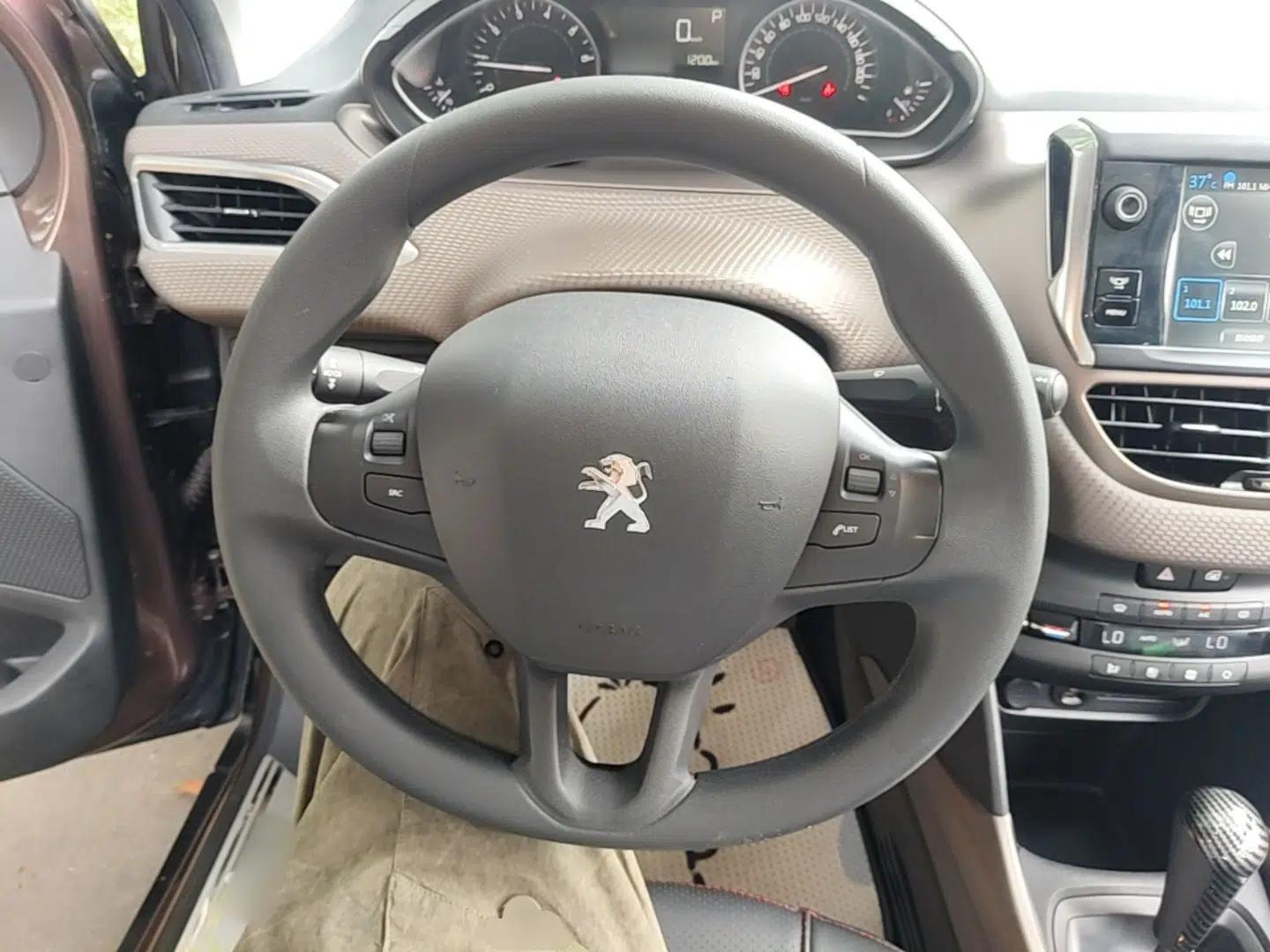 Peugeot 2008 2014 1.6L Automatic Fashion Edition — миниатюра 18