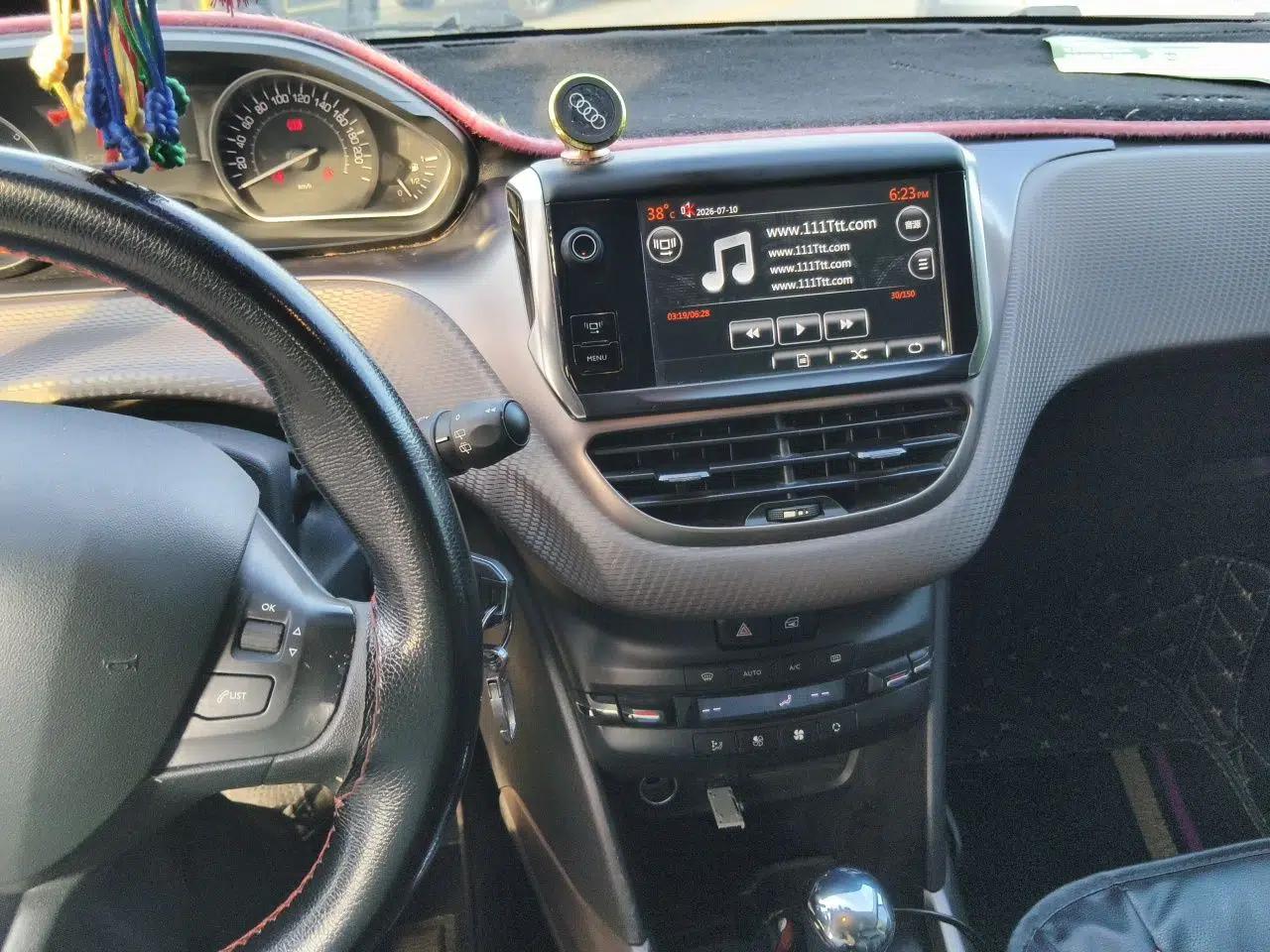 Peugeot 2008 2014 1.6L Automatic Fashion Edition — миниатюра 13
