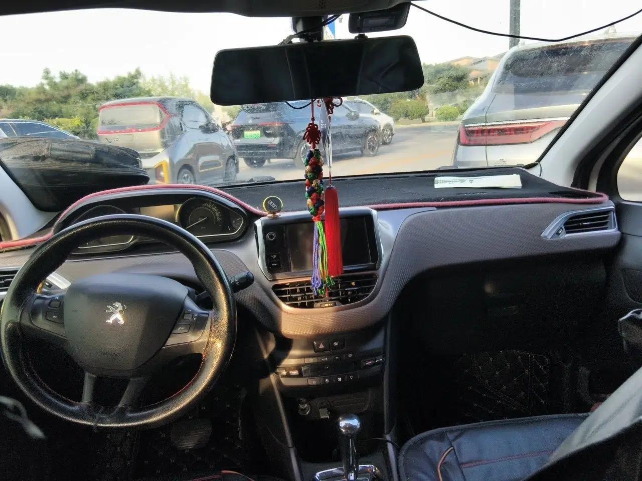 Peugeot 2008 2014 1.6L Automatic Fashion Edition — миниатюра 9