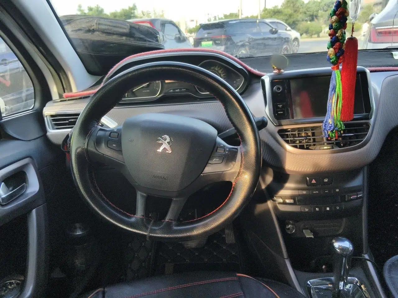 Peugeot 2008 2014 1.6L Automatic Fashion Edition — миниатюра 10