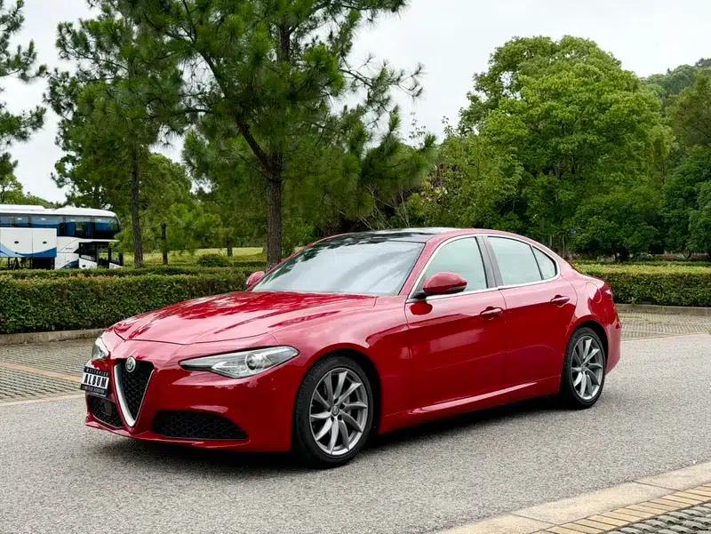 Giulia Juliet 2017 2.0T 200HP Luxury Edition — миниатюра 1