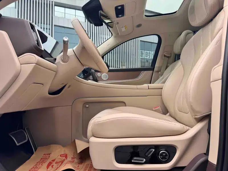 Wenjie M9 2024 Ultra Range Extended 6-Seater — миниатюра 12
