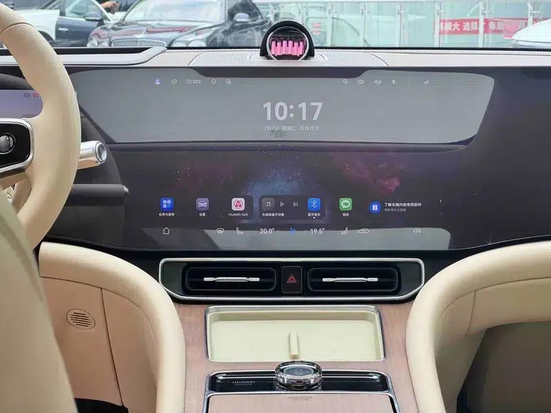 Wenjie M9 2024 Ultra Range Extended 6-Seater — миниатюра 10