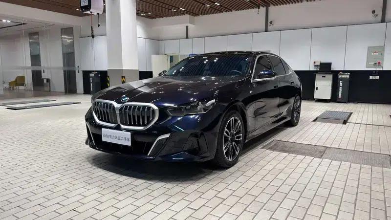 2024 BMW 5 Series 530Li Leading Edition M Sport Package — миниатюра 1
