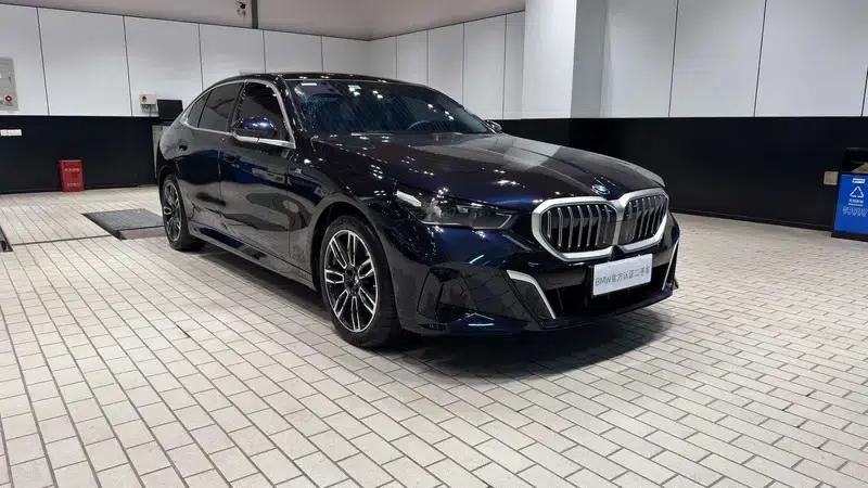 2024 BMW 5 Series 530Li Leading Edition M Sport Package — миниатюра 3