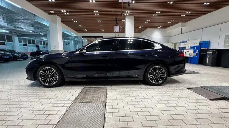 2024 BMW 5 Series 530Li Leading Edition M Sport Package — миниатюра 4