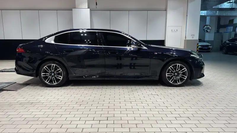 2024 BMW 5 Series 530Li Leading Edition M Sport Package — миниатюра 8