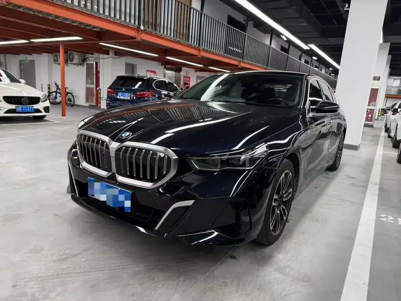 2024 BMW 5 Series 525Li M Sport Package — миниатюра 1