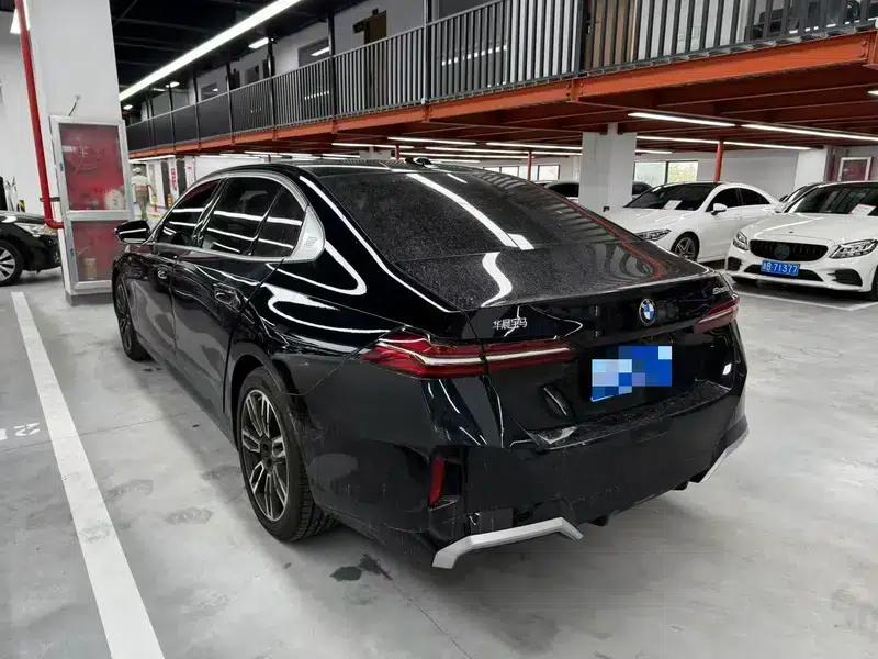2024 BMW 5 Series 525Li M Sport Package — миниатюра 4