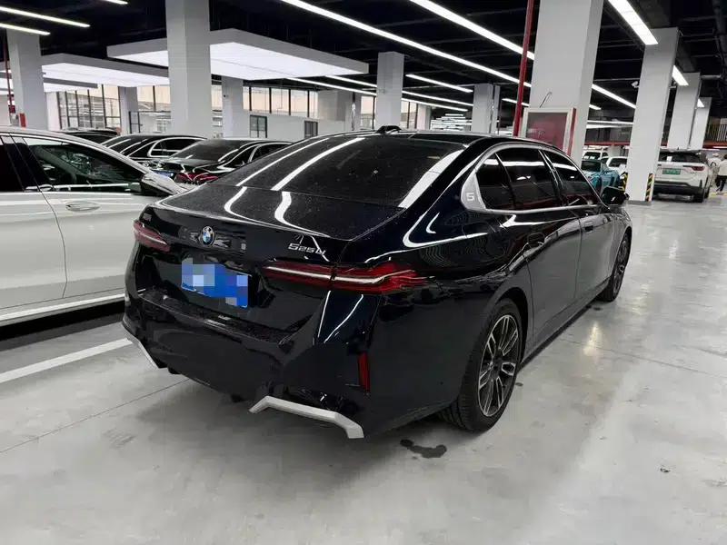 2024 BMW 5 Series 525Li M Sport Package — миниатюра 6