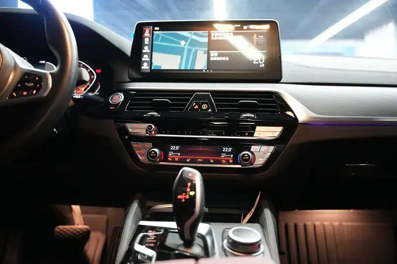 2022 BMW 5 Series Facelift 530Li Leading Edition M Sport Package — миниатюра 12