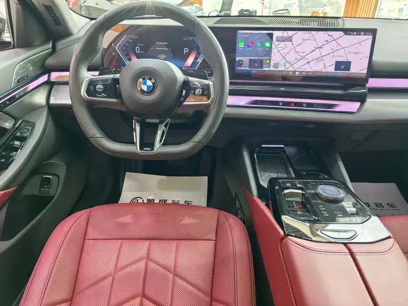 2025 BMW 5 Series 530Li Leading Edition M Sport Package — миниатюра 11