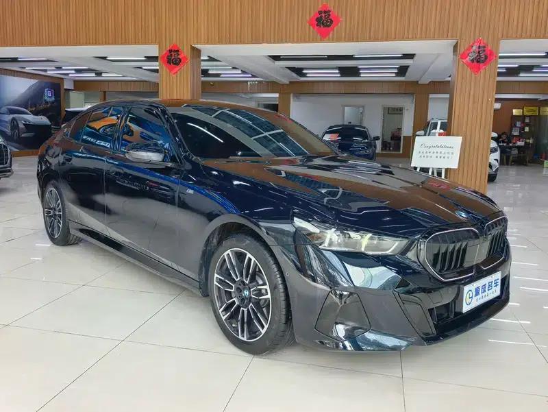 2025 BMW 5 Series 530Li Leading Edition M Sport Package — миниатюра 3