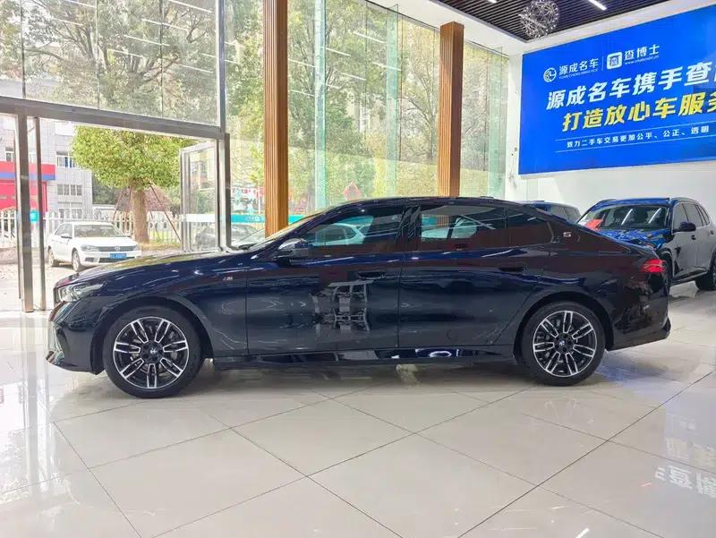 2025 BMW 5 Series 530Li Leading Edition M Sport Package — миниатюра 4