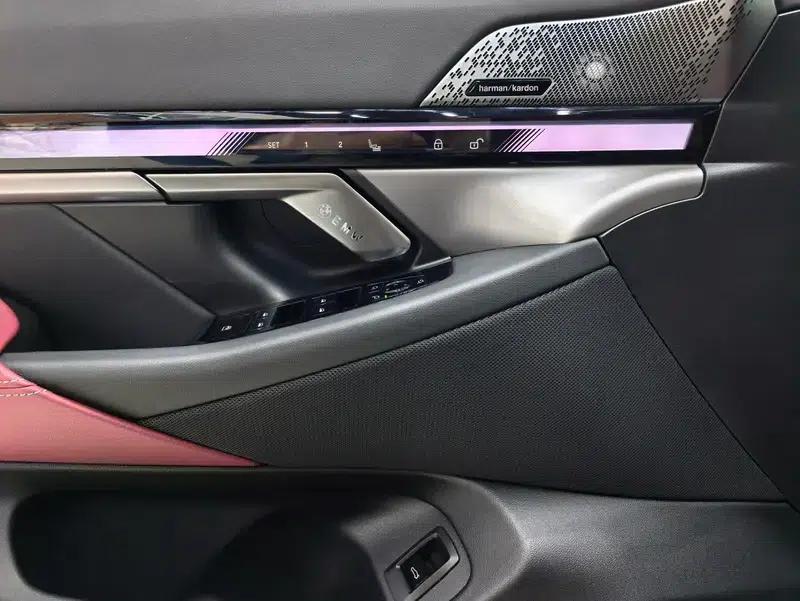 2025 BMW 5 Series 530Li Leading Edition M Sport Package — миниатюра 8