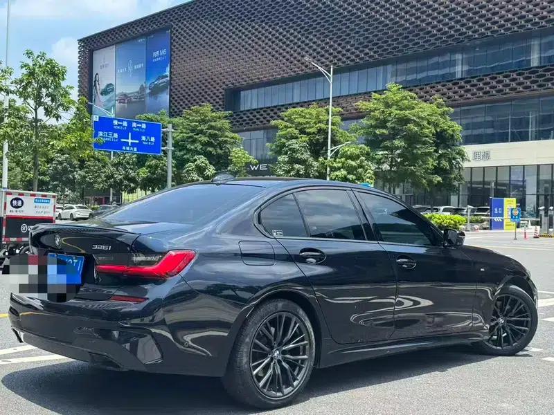 2021 BMW 3 Series 325i M Sport Shadow Edition — миниатюра 6