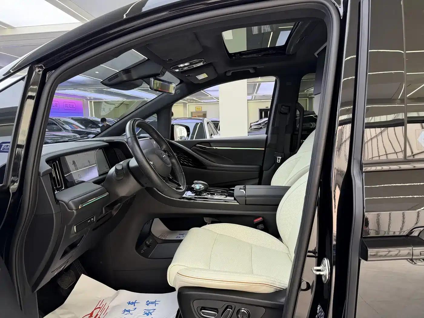 Trumpchi M8 2023 Master Series Dual Engine Supreme Edition — миниатюра 4