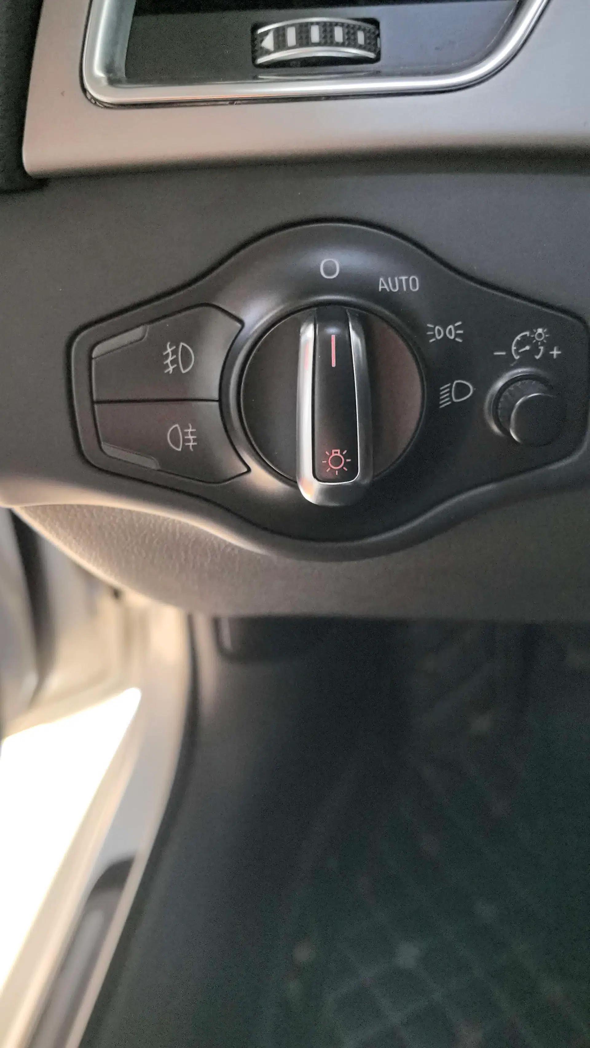 Audi A4L 2015 35 TFSI Automatic Standard Model — миниатюра 18