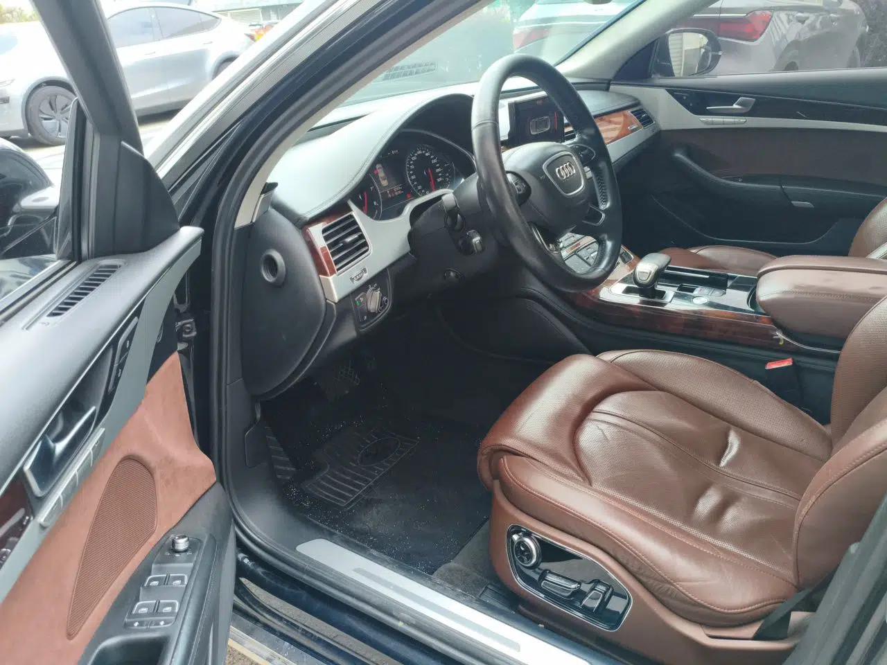 Audi A8 2012 A8L 50 TFSI quattro Comfort model — миниатюра 16