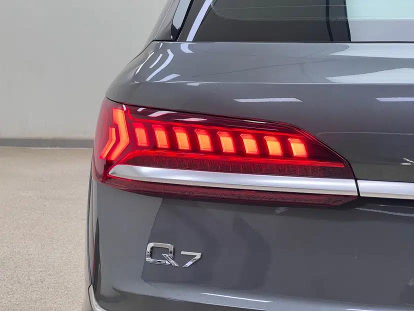 Audi Q7 2021 55 TFSI quattro S line Sport model — миниатюра 11