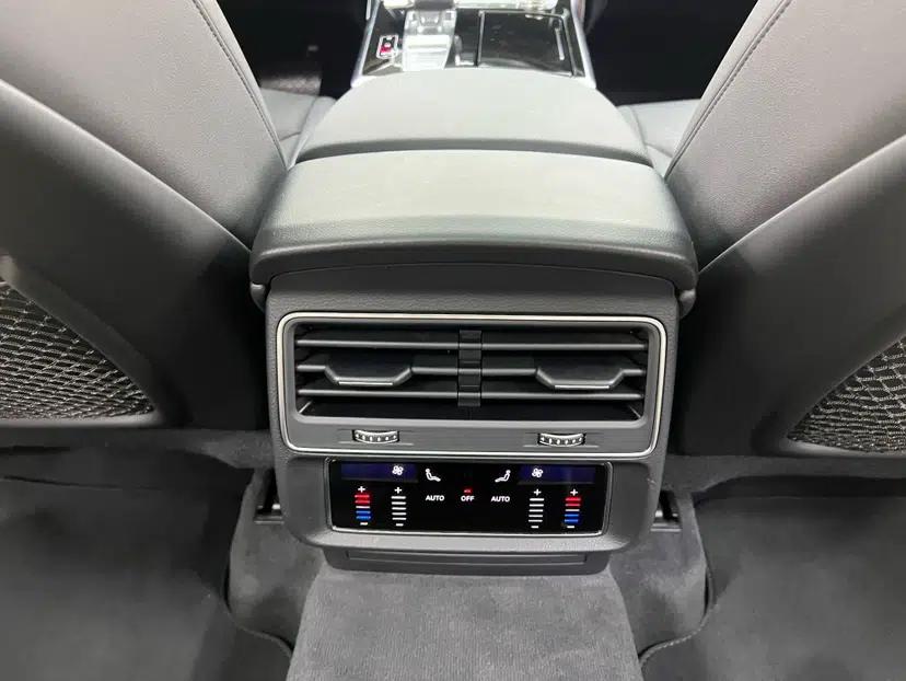 Audi Q7 2021 55 TFSI quattro S line Sport model — миниатюра 18