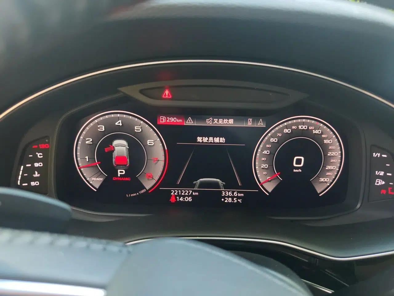 Audi Q8 2019 55 TFSI Luxury Dynamic Model — миниатюра 11