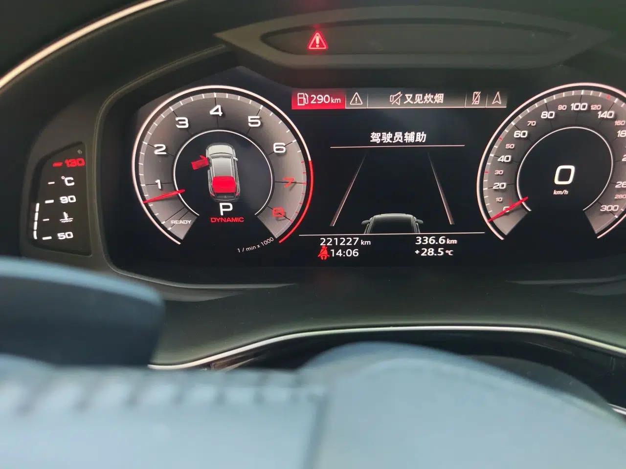 Audi Q8 2019 55 TFSI Luxury Dynamic Model — миниатюра 12