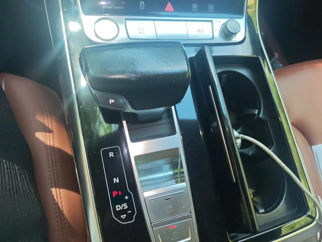 Audi Q8 2019 55 TFSI Luxury Dynamic Model — миниатюра 14