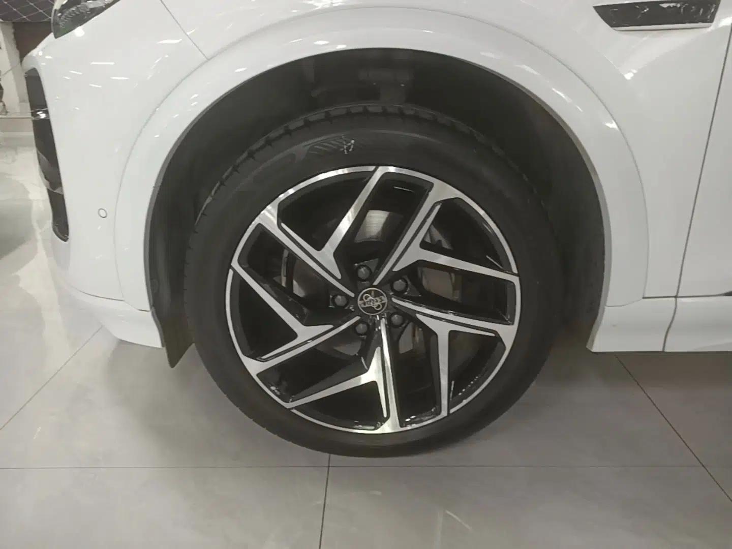 Audi Q6L e-tron 2026 First Launch Navigation Edition — миниатюра 10
