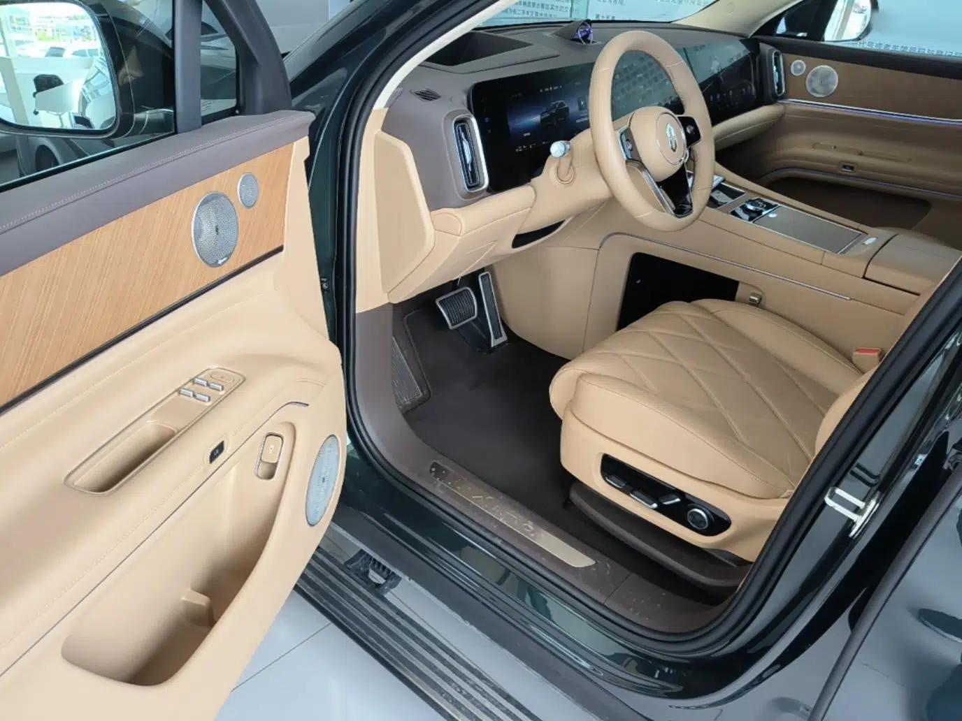 Hima AITO M9 2025 Extended-Range Ultra Version 52 kWh 5-Seater Edition — миниатюра 23