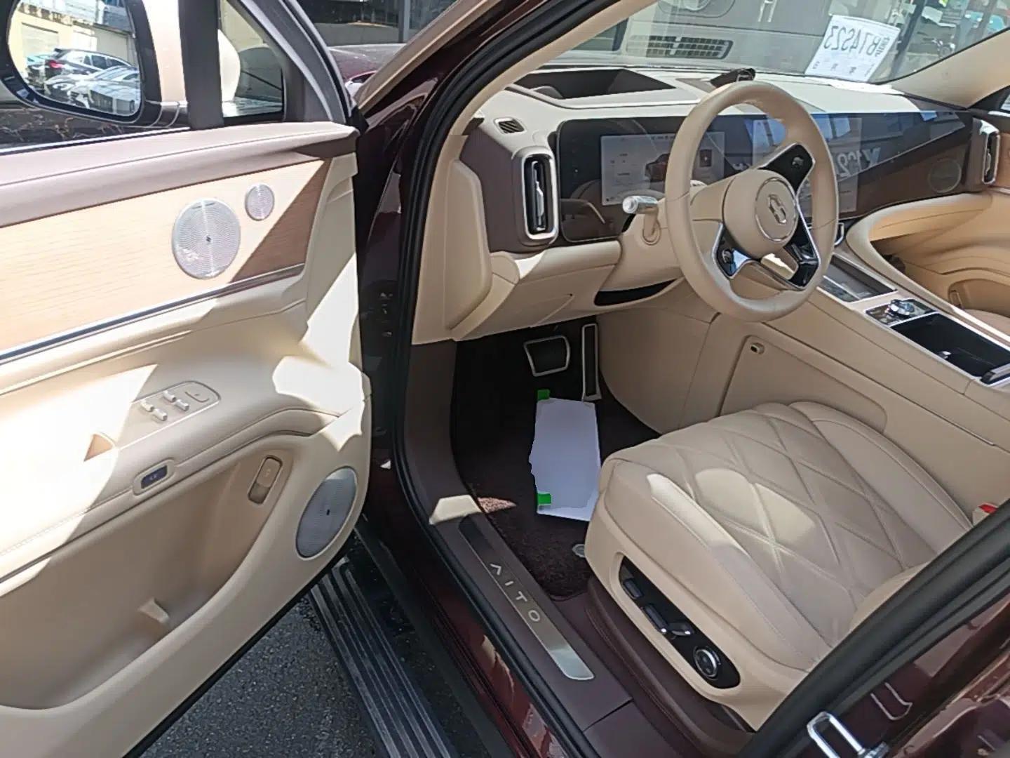 Hima AITO M9 2025 Extended-Range Ultra Version 52 kWh 6-Seater — миниатюра 23