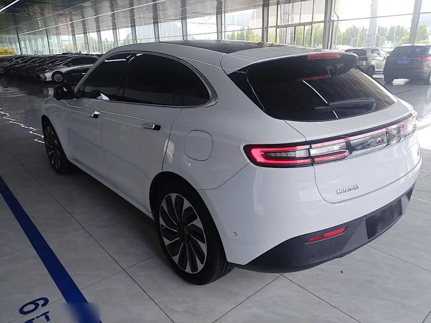 Hima AITO M5 2022 Extended-Range Four-Wheel Drive Performance Version — миниатюра 4