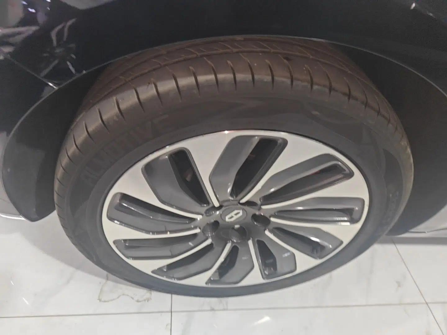Hima AITO M5 2022 Extended-Range Four-Wheel Drive Performance Version — миниатюра 15