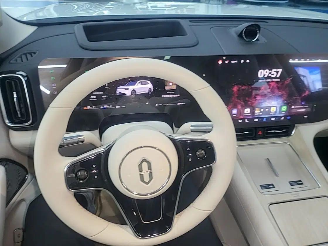 Hima AITO M8 2025 Extended-Range Max+ Version 53.4 kWh 6-Seater Edition — миниатюра 13