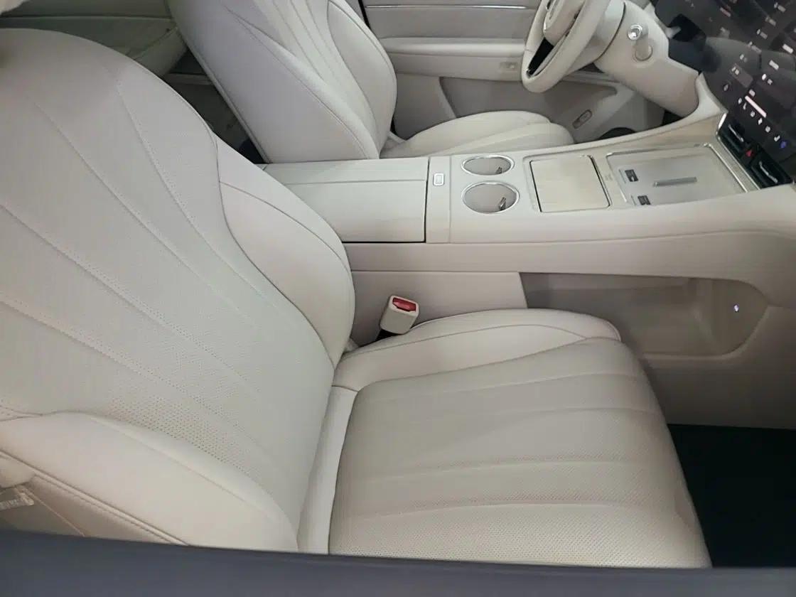 Hima AITO M8 2025 Extended-Range Max+ Version 53.4 kWh 6-Seater Edition — миниатюра 19