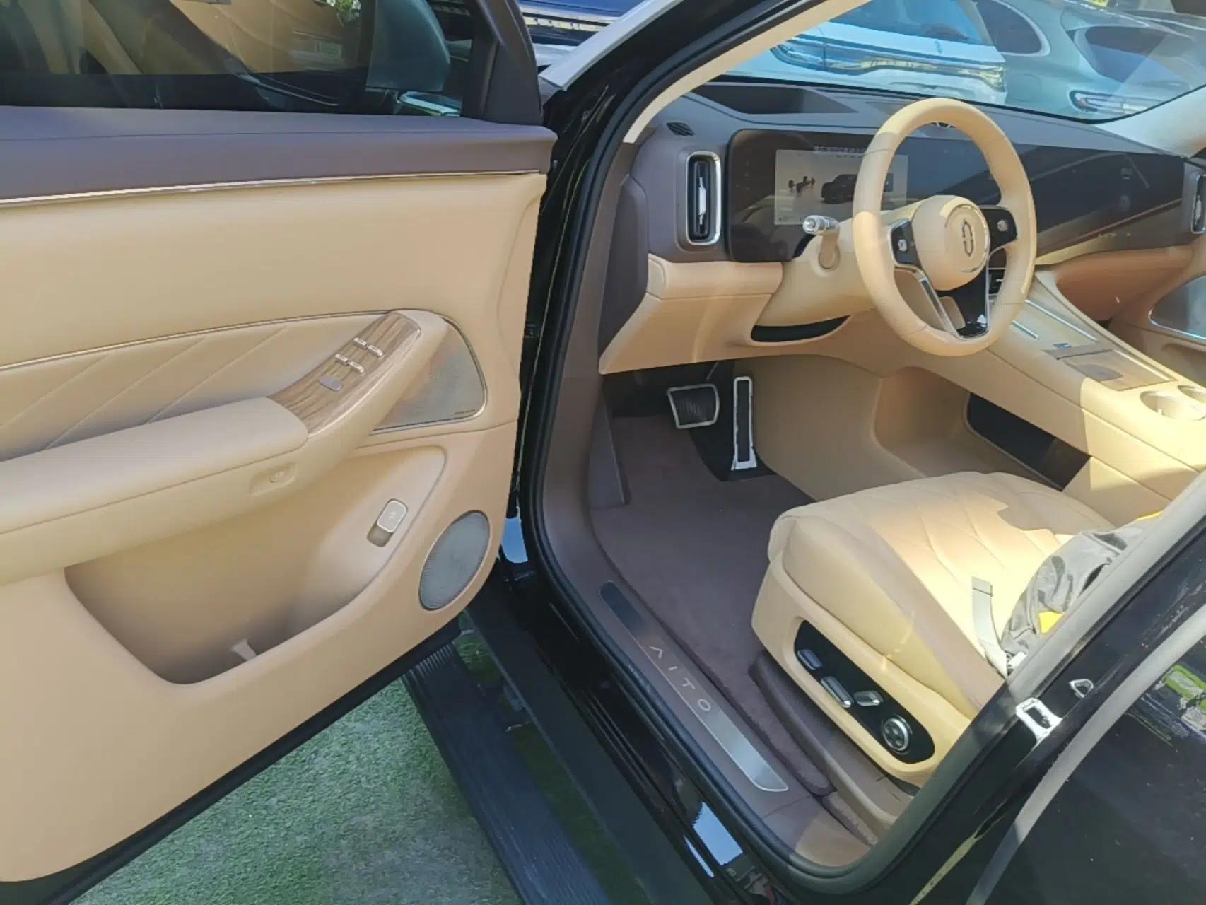 Hima AITO M8 2025 Extended-Range Ultra Version 53.4 kWh 5-Seater Edition — миниатюра 18