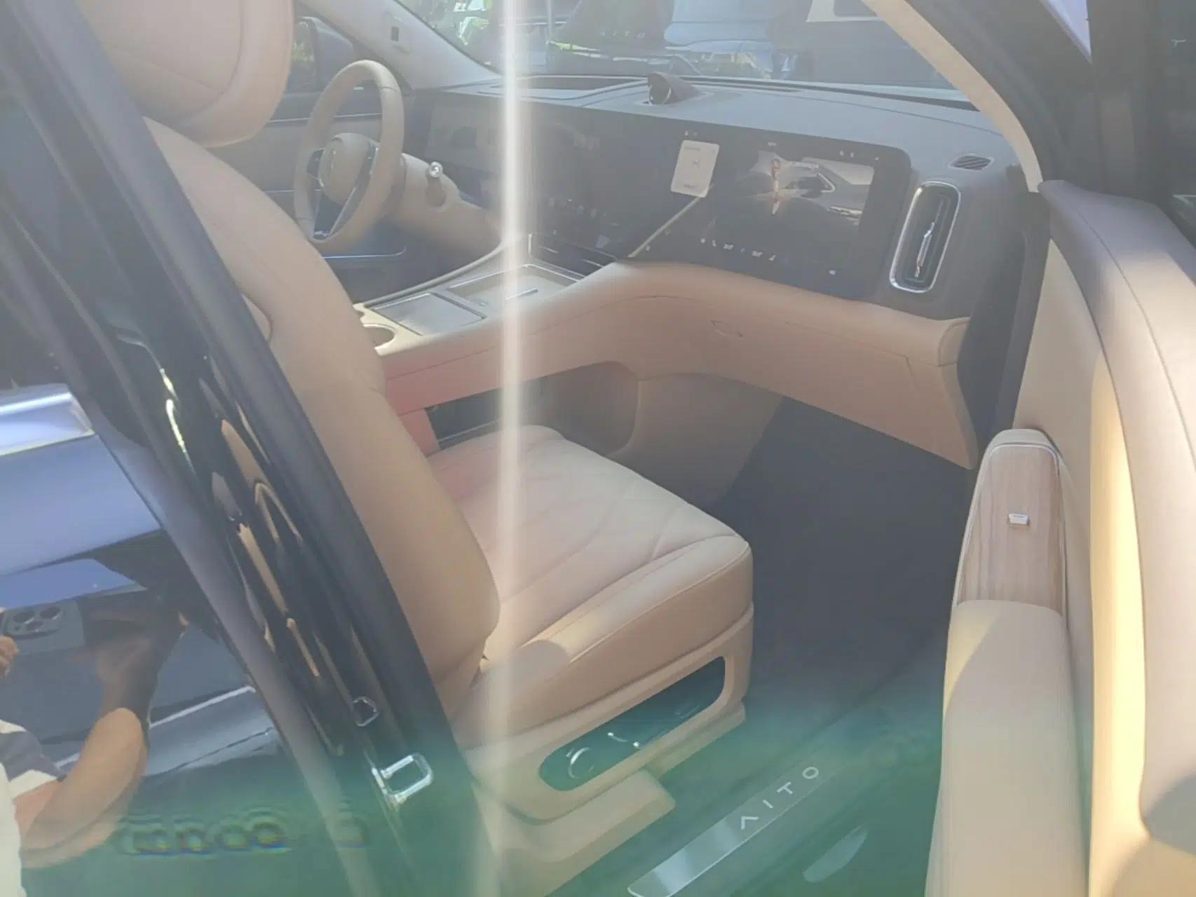 Hima AITO M8 2025 Extended-Range Ultra Version 53.4 kWh 5-Seater Edition — миниатюра 19