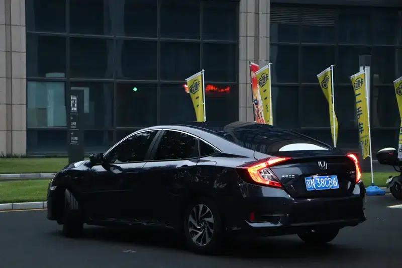 2016 Civic 220TURBO CVT Luxury Edition — миниатюра 2