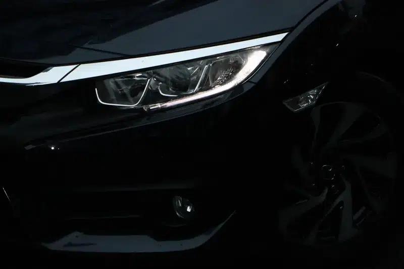 2016 Civic 220TURBO CVT Luxury Edition — миниатюра 3